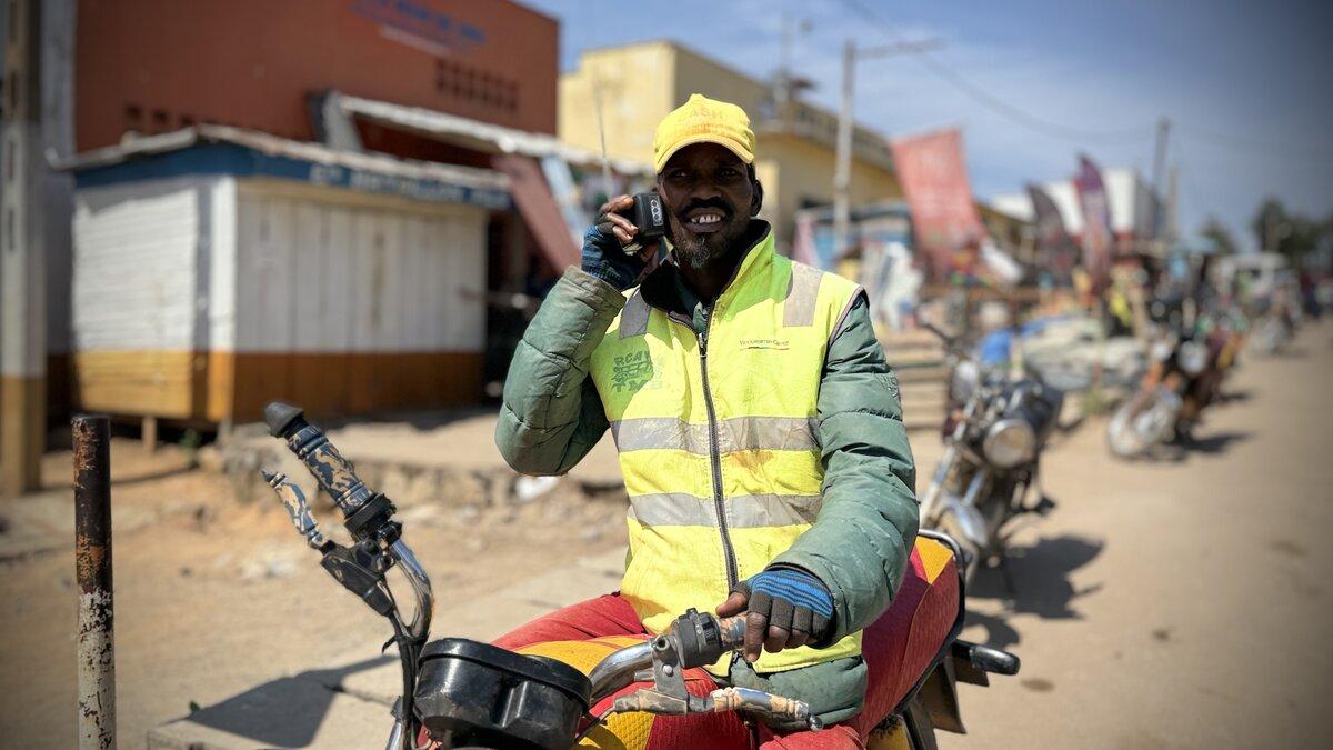 Un individu à moto utilise un équipement radio.