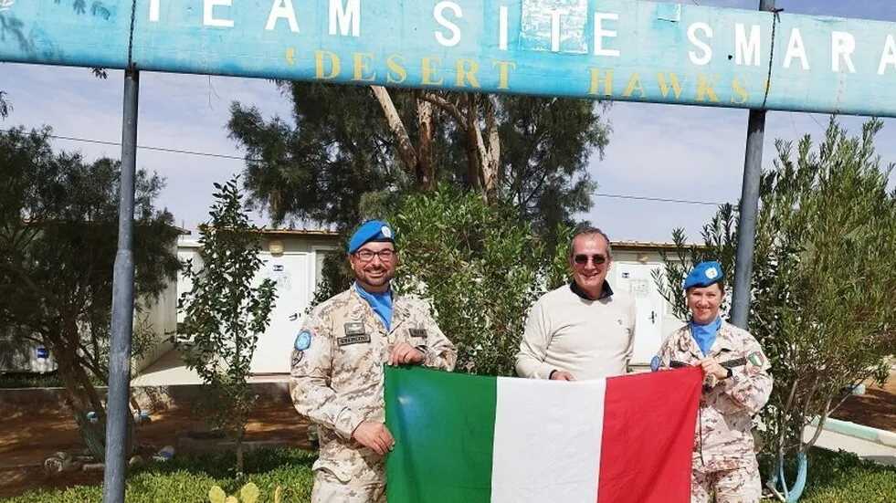 Soldiers holding Italian flag
