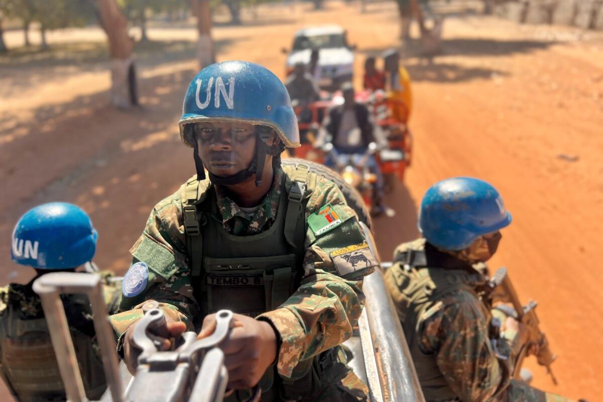Des Casques bleus sont photographiés à bord d’un véhicule armé de l’ONU. 