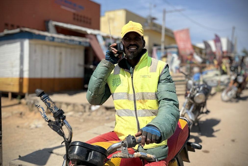 Un individu à moto utilise un équipement radio.
