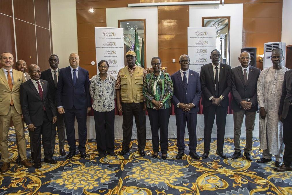 Un groupe de représentants pose pour une photo commémoratif.