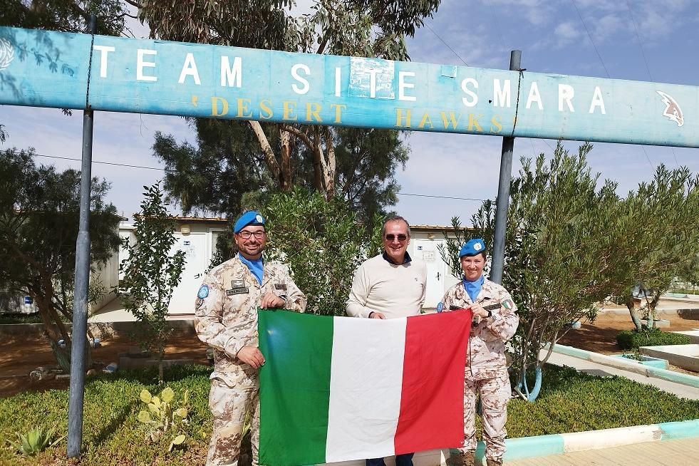 Soldiers holding Italian flag