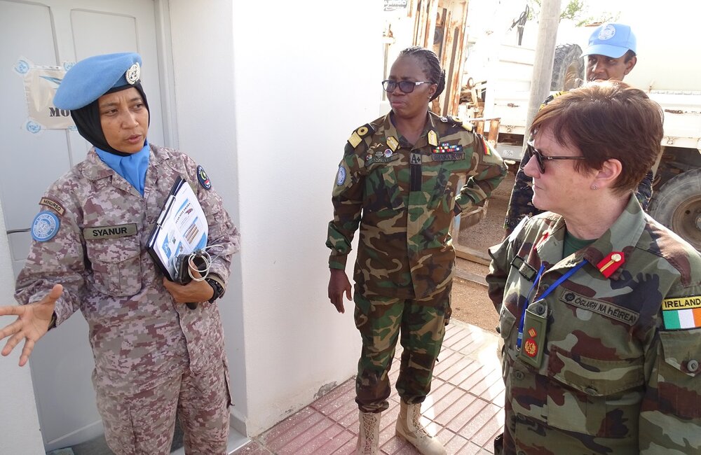 Lt. Cdr. Syanur from Malesia showed Major-General O’Brien around the Team Site Smara. 