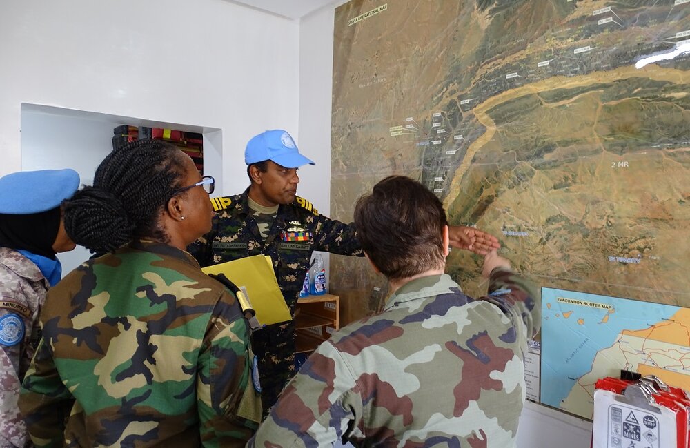 During a visit to the Team Sites, Major-General O’Brien was briefed by MINURSO Military Observers on operational aspects of their work.