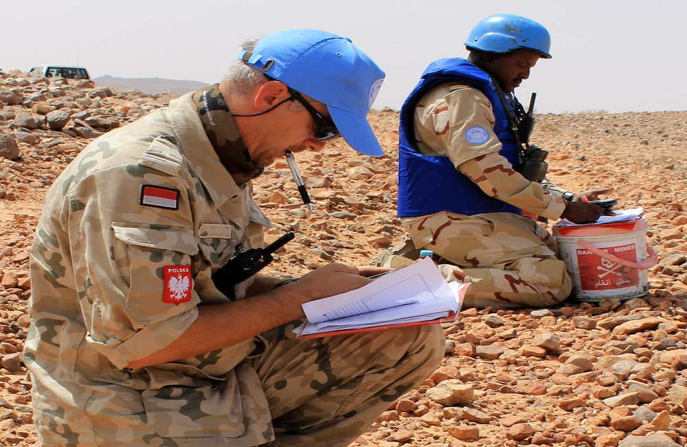 Major Jacek NOWAK assisting in marking landmines